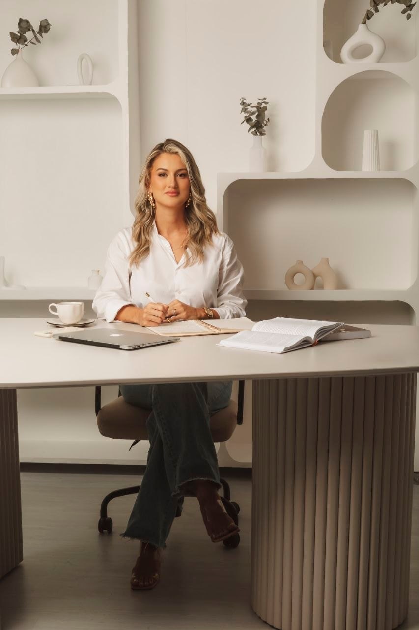 Bruna Cornely, psicóloga clínica, de corpo inteiro em seu consultório de atendimento